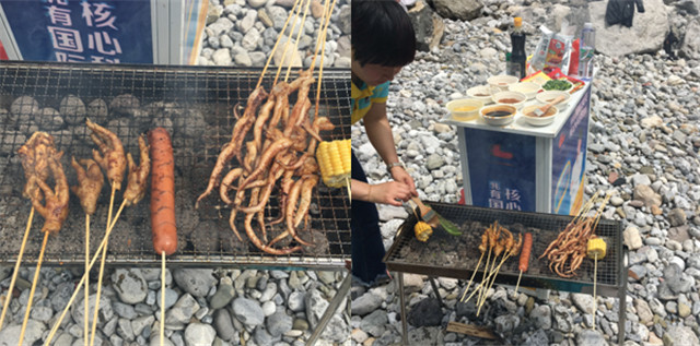 大家动手准备午餐
