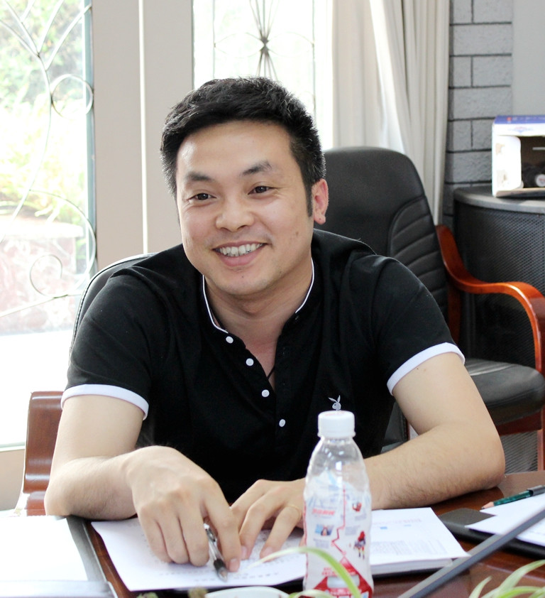 中汽成配办公室主任殷贤虎